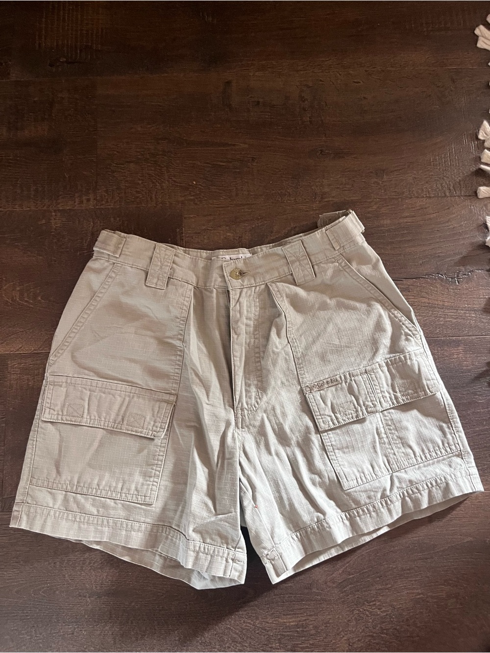 Vintage Women's Columbia Hiking Cargo Shorts in Light Khaki — Classic Casual